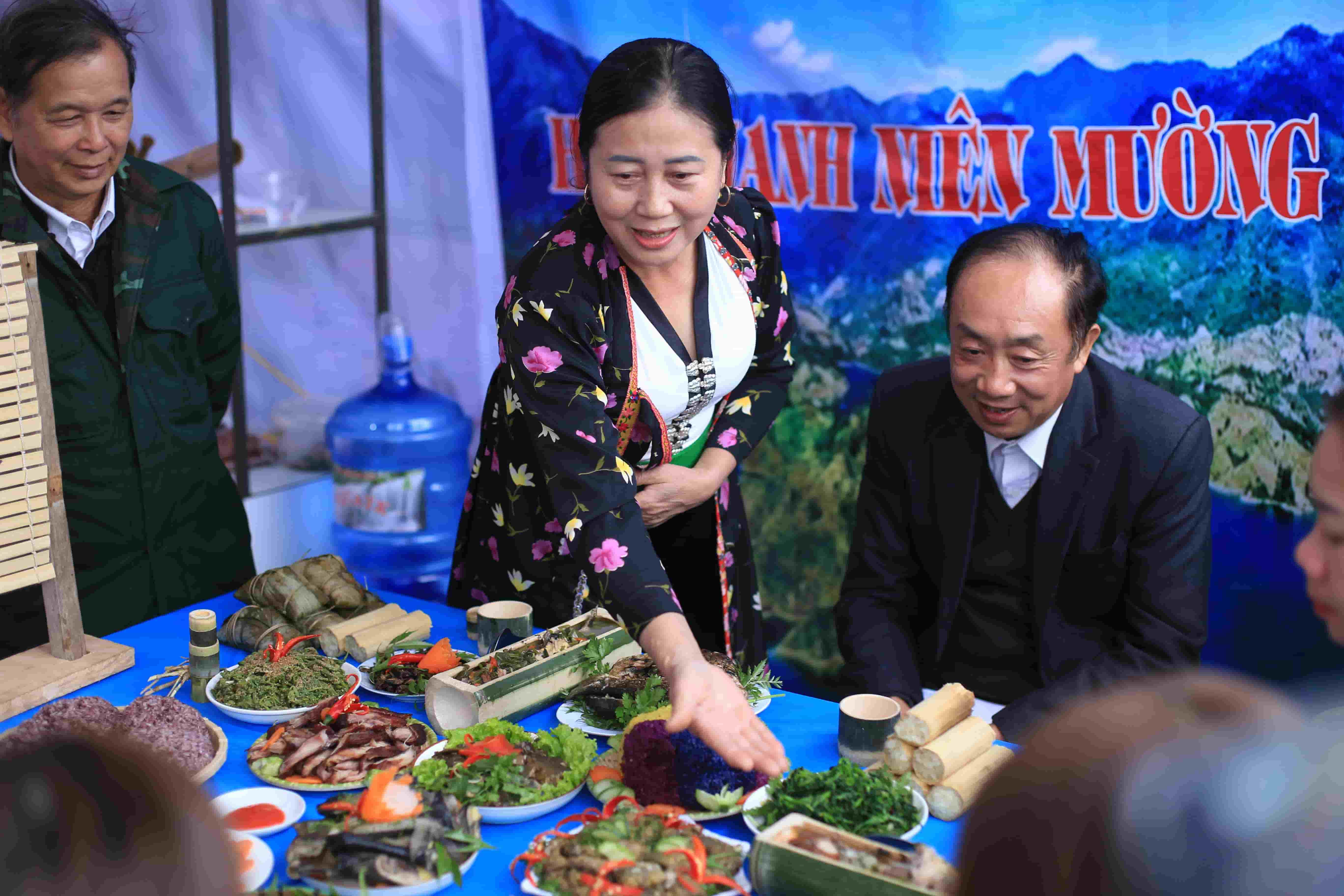 Hội thi Ẩm thực truyền thống và giã bánh giày tại huyện Nậm Nhùn